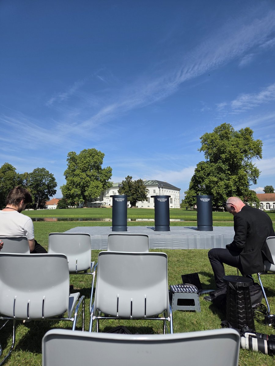 DoBath's tweet photo. Wenn Teambuilding, dann hier. Aber vielleicht hätte der Kanzler mit seinem Kabinett erst in drei Wochen kommen sollen. Dann findet in dem Schloss ein Yoga Retreat statt. Motto könnte für die Regierung auch passen: "Deep Rest &amp; Reset" https://t.co/OLSASCJ7fU