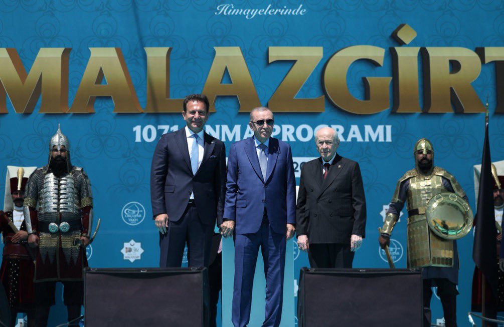 mhanifimacit's tweet photo. Genel Başkanımız Sayın Devlet BAHÇELİ ve Cumhurbaşkanımız Sayın Recep Tayyip ERDOĞAN Malazgirt Zaferi’nin 955. Yıl Dönümü Kutlama Programı’na katıldılar. https://t.co/ziSRwSeKVS