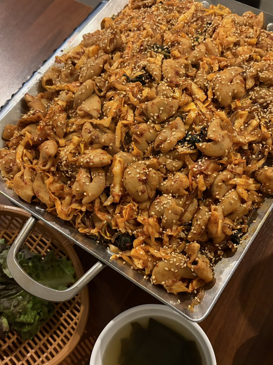 yumtiger's tweet photo. 신정 대박곱창
영지소녀 픽 야채곱창 맛집 다녀왔는데 진심 맛있음
이게 1인분이라는게 믿어지시나요.. 당면 무한 증식 ..
야채곱창먹다가 번아웃 올정도로 진짜 너무많이주심
⚠️가게 바닥이 너무너무너무 미끄러우니까 조심하세요..⚠️ https://t.co/ldIP4XhiLM