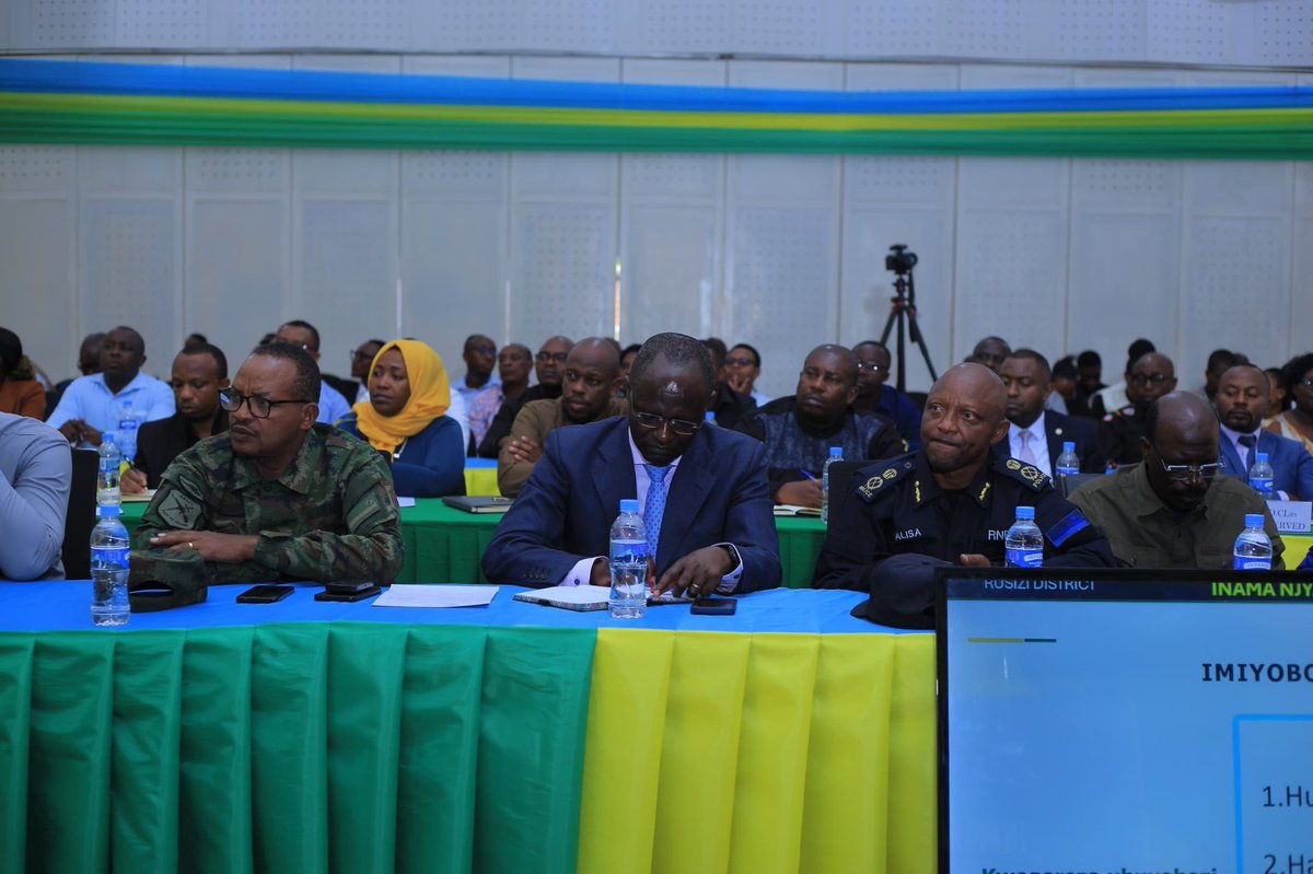 RusiziDistrict's tweet photo. Biri kuba. Mu cyumba cy'inama cy'Akarere hari kuba inama nyunguranabitekereko ku iterambere ry'Akarere 2021 - 2026. Ahari kugaragazwa ibyagezweho . https://t.co/BVibv2SbwQ