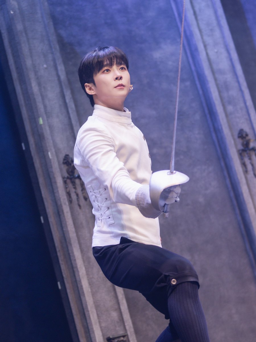 kku__pic_'s tweet photo. 260826 비더슈탄트 커튼콜

아벨 루터 #이한솔 https://t.co/8QLFClvvE7