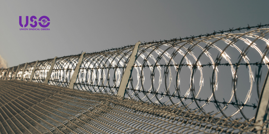 SindicatoUSO's tweet photo. #Ceuta afronta un desafío que requiere coordinación, recursos y respuesta humanitaria.

✊ Desde #USO reclamamos que la declaración de interés para la seguridad nacional ponga los #DerechosHumanos y la dignidad de las personas migrantes en el centro.

🔗 https://t.co/wc4bMeHQL3 https://t.co/iFBDebNUu0