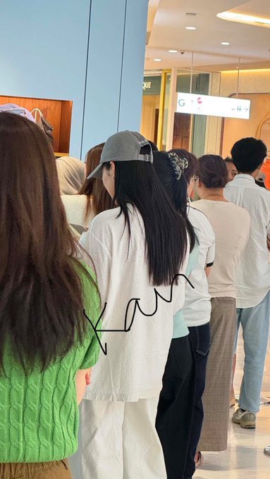 lovsubnews's tweet photo. Có fan lại gặp P’Ling lúc đang xếp hàng mua đồ ăn nè =))) đúng là đi làm thì thôi, ngoài giờ làm việc mà gặp chị ấy thì chỉ có đi ăn một mình 😂

Cre: 胡言乱语日剂 https://t.co/qOkzEPdtXy