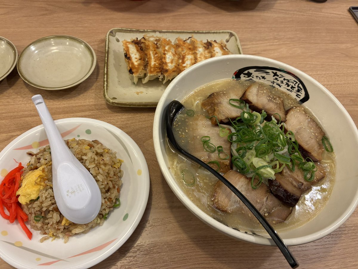 Takkun_TSQ's tweet photo. いつものGS帰りのとあるラーメン屋
大阪兵庫にしかない？ローカルチェーン店
案外好きなんよね
ﾜｶﾙﾋﾄｲﾝﾉｶﾈ? https://t.co/EBoVBUlyR5