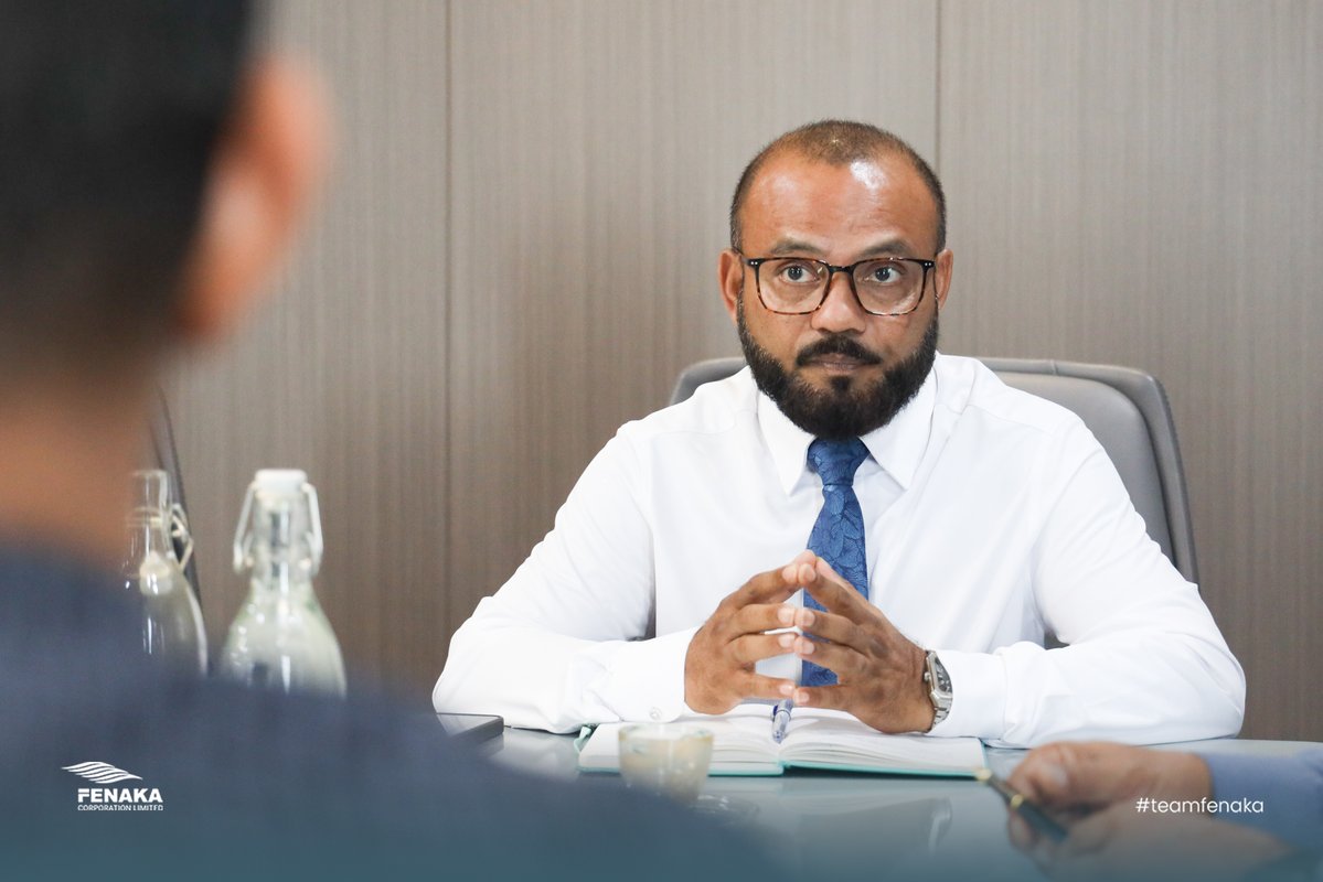 TeamFenaka's tweet photo. މެނޭޖިންގ ޑިރެކްޓަރ މުޙައްމަދު އަފީފް ޙުސައިނާއި އިސްވެރިން، ވެމްކޯގެ މެނޭޖިންގ ޑިރެކްޓަރ މުޖުތަބާ ޖަލީލް އަދި އެ ކުންފުނީގެ އިސްފަރާތްތަކާ ބައްދަލުކުރައްވައިފި.

މި ބައްދަލު ކުރެއްވުމުގައި، ރައްޔިތުންނާ ގުޅުންހުރި ދާއިރާތަކުން ދެ ކުންފުނި ގުޅިގެން ކުރެވޭނެ މަސައްކަތްތަކާ ގުޅޭގޮތުން މަޝްވަރާ ކުރެވުނު.

#TeamFenaka