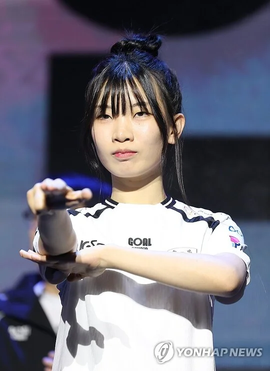 KijiLife's tweet photo. eスポーツ代表選手団史上初の女性選手 パク・ソヨン氏

「最初の選手ではなく、最高の選手になれるようにしたい。すべての選手が最高の力を発揮してくれればと思う」

「選考過程では自分が最初の女性eスポーツ代表選手だとは知らなかったが、最近はそれを実感している。最初だからこそ道をしっかり切り開くことで、今後も自分のようにゲームが得意な女性選手が多く出てくるのではないかと思う。振り返った時、そして他の選手たちから見た時に、後悔のない姿を見せたい」

インタビューの受け答えがカッコ良すぎた