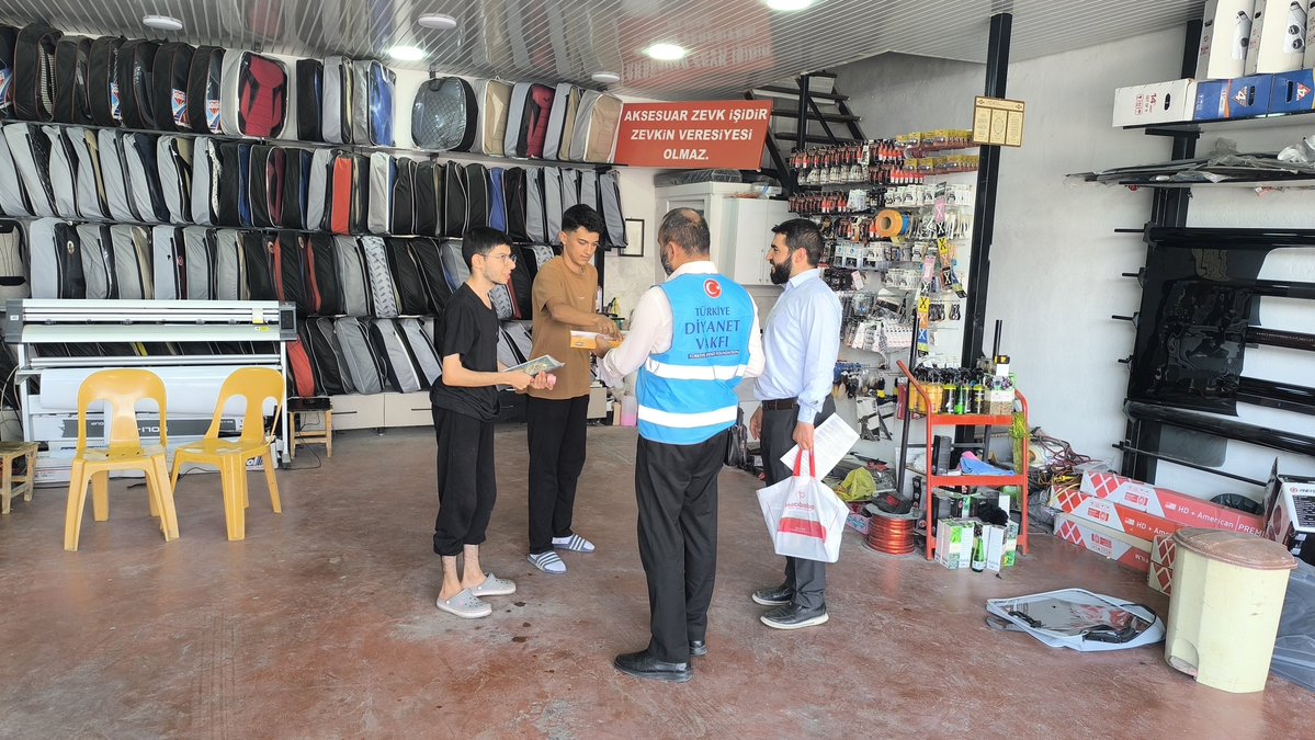 DarendeMuftuluk's tweet photo. 📍Mevlid-i Nebi Haftası münasebetiyle İlçe Müftülüğümüz tarafından Organize Sanayisinde faaliyet gösteren esnaflarımıza ziyaret gerçekleştirildi. Ziyarete İlçe Müftüsü V. Ahmet Esin ve Din Hizmetleri Uzmanı Süleyman Dündar katıldı. https://t.co/jxqnhliuuZ