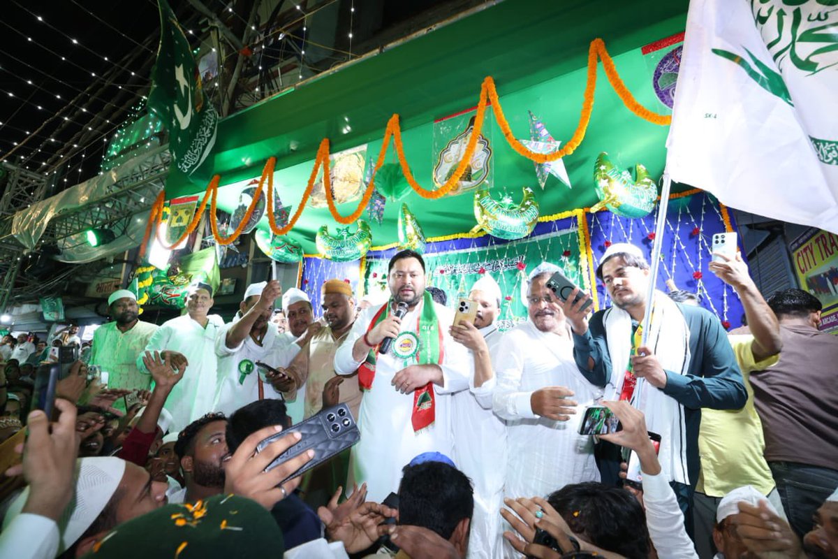 yadavtejashwi's tweet photo. पैगंबर हजरत मोहम्मद साहब की यौम-ए-पैदाइश (ईद-मिलादुन्नबी) के अवसर पर अंजुमन-ए-मोहम्मदिया द्वारा पटना सिटी में शांतिपूर्ण माहौल में जुलूस-ए-मोहम्मदी हर्षोल्लास के साथ निकाला गया। 

प्रेमियों संग भव्य जुलूस में शिकरत कर अकीदतमंदों का स्वागत एवं शुक्रिया अदा किया तथा प्रेम,अमन, शांति,मानवता और भाईचारे का संदेश दिया।
#EidMiladUnNabi #TejashwiYadav