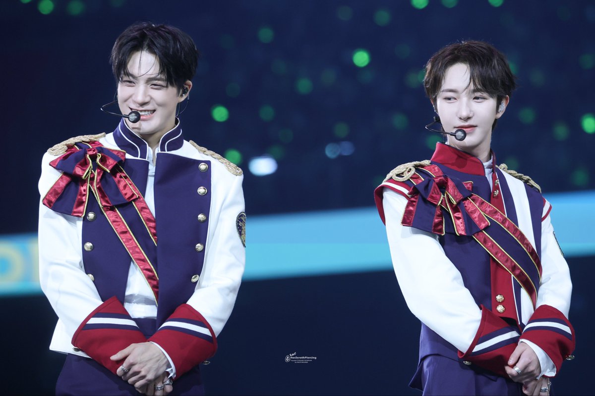 sialsial0919's tweet photo. 나의 엄마아빠 근데 이제 엄마는 하나인데 아빠는 둘임 #젠런 #잼런 https://t.co/Uk8zg7fdjz