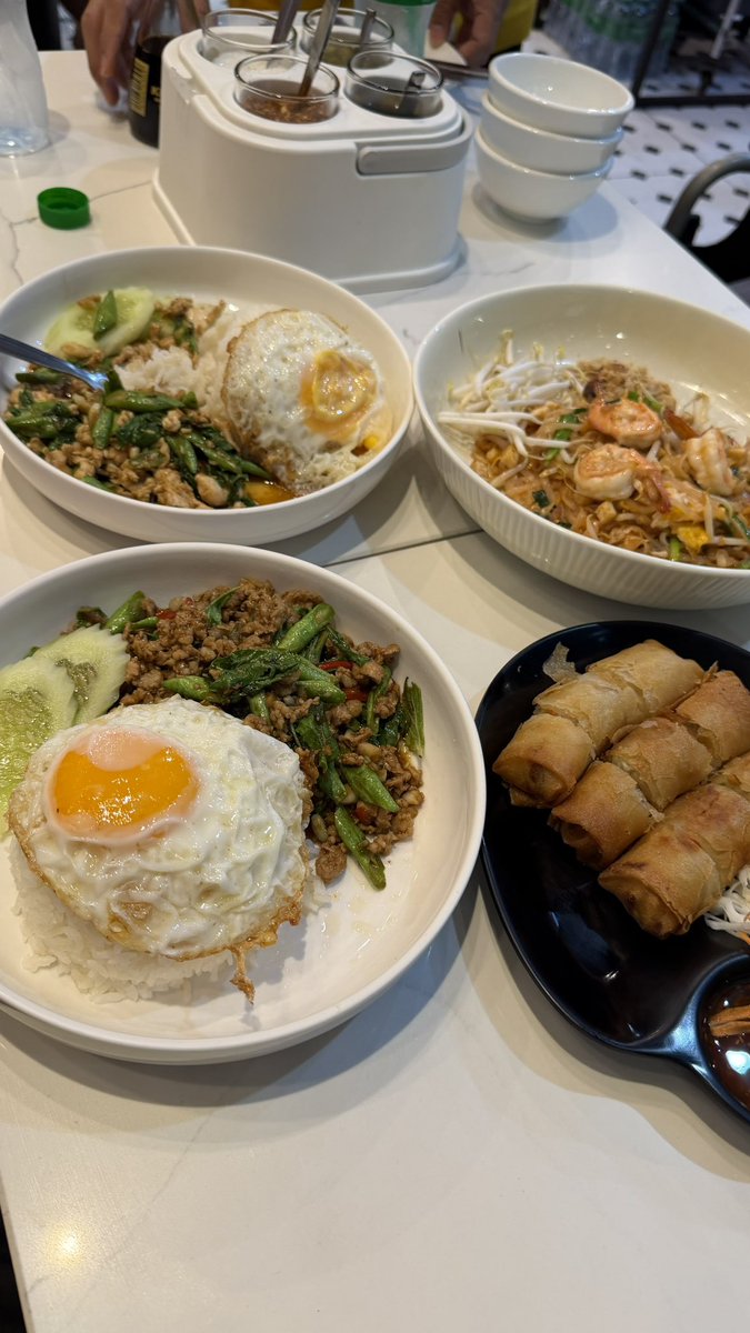 konbu1016's tweet photo. そいやぁ土日人生初めてタイ行った🇹🇭
ご飯美味しかったなー
ハマってますタイ料理
一枚目がタイで
2枚目は昨日大阪ミナミで

弟夫婦が一週間おるからいったんやけど初めての一人旅しーた✈️

#おちびの面倒みてくれたお母さん連れてお礼で今度上海ディズニー連れてくぅ✌️ https://t.co/zAsBU3cVgC