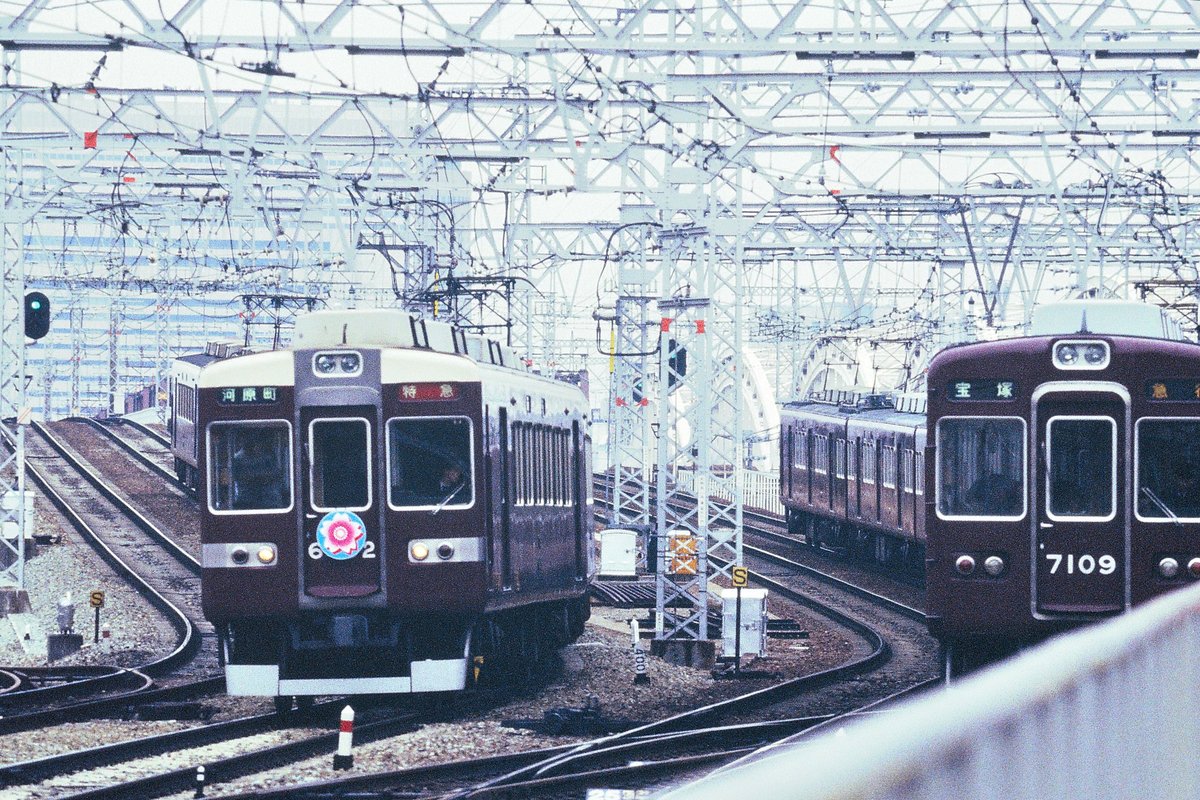 t2BkNzGJxa6NDI7's tweet photo. #おやすみトレイン
6352Fと7009F
2200系以降の車両(所謂「Hマーク車」)の貫通扉に現行の看板掛けが付いてから初のHMと記憶しています。
（幼少期に撮った写真なので、上手く撮れていません🥲）

1984.4 十三 https://t.co/R7Qi0t58KR