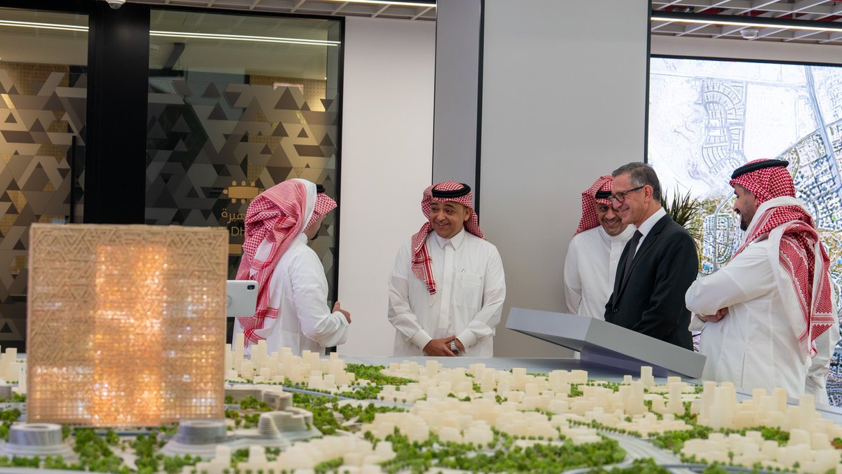 sa_tourr's tweet photo. وقع مشروع المربع الجديد شراكة استثمارية مع مجموعة المانع الطبية لإنشاء مستشفى عام داخل الوجهة، بهدف تعزيز البنية التحتية الصحية وتلبية احتياجات السكان والزوار مستقبلاً. https://t.co/9Guh64JkU0
