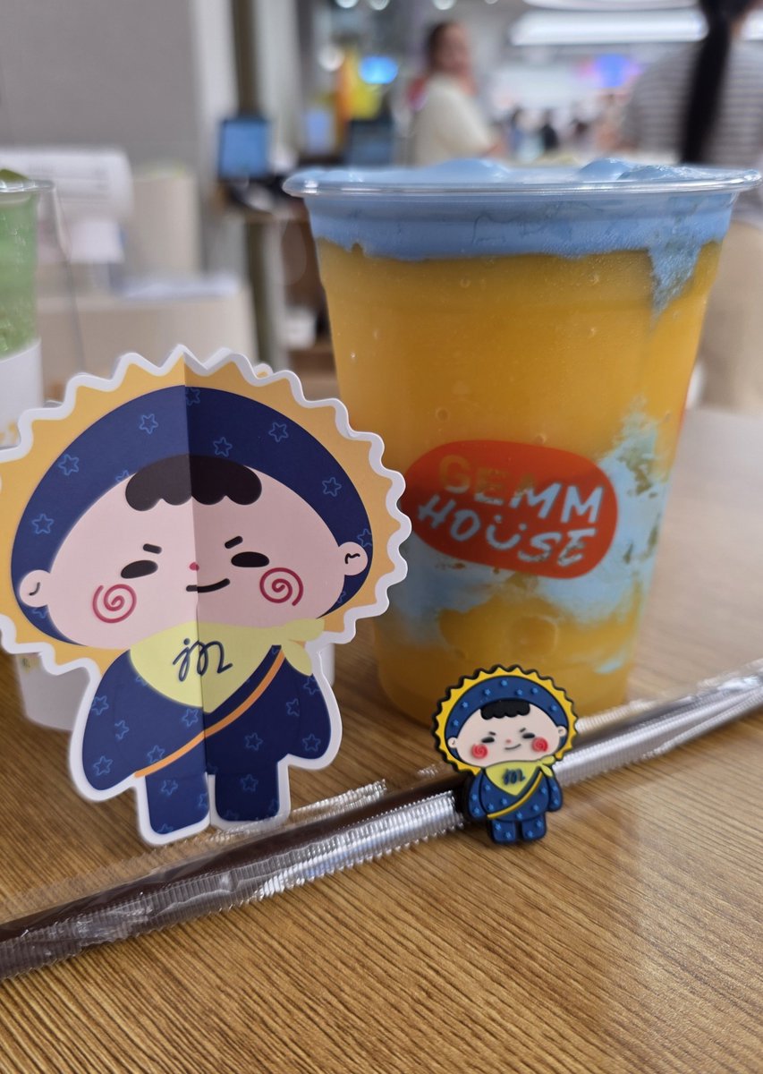 prncsspolly's tweet photo. รีวิวจัมโม่ ณ #GEMMHOUSE 
(จากใจคนไม่กินนมและขนมหวาน)

• Jummo Smoothie - เปรี้ยวนิดๆ ดี ตัดเลี่ยนกับเค้กได้ คนไม่กินเสาวรสกับมะม่วงสุก (ผมเอง) กินได้ไม่แหวะ
• Jummo Roll Cake - กลมกล่อม หอม ไม่หวานมาก อร่อย กินดี คนไม่กินขนมเค้กยกนิ้วโป้งให้ 👍🏼
• Chocolate Cloud - เมนู signature ที่เลือกสกรีนหน้าหลานบนฟองนม (หรือเลือกจะเอาครอบแก้วแทนก็ได้) เจ้มจ้น ไม่หวาน พุดดิ้งตรงก้นแก้วอร่อย ... แต่นมแน่นมาก กินเยอะก็ไม่ไหว