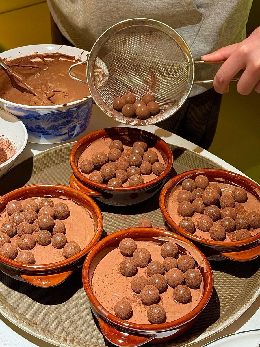 Lingyi89119484's tweet photo. Just spent the whole lazy Sunday baking cookies with my favorite people—flour on the counter, laughter on the air, and way too many chocolate chips. Best weekend ever! https://t.co/6seXi0FDPF