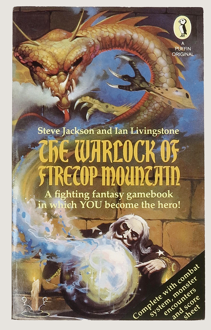 genteEGB's tweet photo. Uno de mis días favoritos: Día Mundial del Librojuego.

Se celebra hoy porque el 27 de agosto de 1982 Steve Jackson e Ian Livingstone publicaron "El hechicero de la montaña de fuego". 🌋🧙‍♂️

Fue el primer #librojuego moderno, con sistema de combate, dados y hoja de aventura al estilo juego de rol 📖🎲

Era una evolución de los libros de "Elige tu propia aventura" (los de "... pasa a la página...").

"El hechicero de la montaña de fuego" pertenecía a la colección 'Fighting Fantasy'. En España los publicó la editorial Altea con el nombre "Lucha-Ficción"), aunque aquí se los conocía como los librojuegos del "lomo rojo".

 ¡Fueron un éxito! Fue época dorada de los librojuegos.

Despúes vinieron las colecciones de Lobo Solitario (los verdes), La búsqueda del Grial, Brujos y Guerreros... 

Actualmente en España vivimos una 2ª época dorada de librojuegos con numerosos libros nuevos y la reedición de varios clásicos por @celaenobooks 👏 a través de 'crowdfunding'.

Si quieres @Librojuegos nuevos, más modernos y con nuevos sistemas de juego, busca autores como @David_Velasco_ (Héroes del acero), Juan Pablo Fernández (La Cofradía), Fernando Lafuente (Ulrica), Pablo Aguilera (En las cenizas), José Tamayo (La leyenda de Okiri), etc.

¿Has leído algún librojuego? ¿Cuál?

#gamebooks #librojuegos