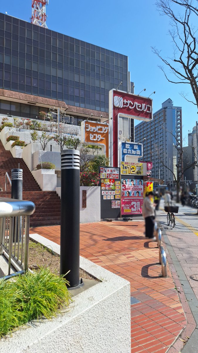 rei2012com's tweet photo. 渡辺通一丁目 サンセルコビルの看板。
開業時から変わらない昭和を感じさせる特徴的な看板でしたが、先日撤去されました。
左：2026.8.26　右：2026.2.21
50年近くなることもあり、維持管理の問題もありますが、寂しく感じます。 https://t.co/iS56TuQdME
