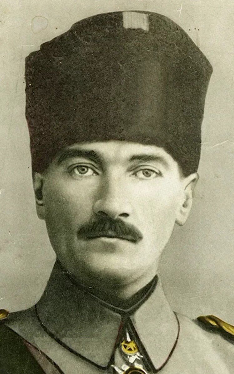 El_Turco6154's tweet photo. "Hatt-ı müdafaa yoktur, sath-ı müdafaa vardır. O satıh bütün vatandır. " 
26 Ağustos 1921
Mustafa Kemal Paşa https://t.co/loxZcHOUJ2