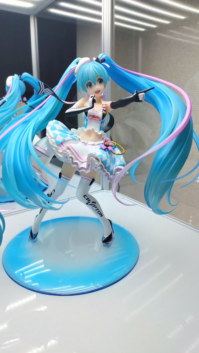 hartmann_21's tweet photo. 1番好きなレーシングミク2019のフィギュアと、1/43ミニカー届いた‼️
アイドル的な顔立ち、他のミクさんフィギュアに比べスリムなライン、細部まで作り込まれたフリル衣装。完璧です。公式テーマソングのトラクションコントロール！も最近ハマって、バンドサウンド×アイドルミクさん最高‼️
#fightgsr https://t.co/nO5bLUfaHp