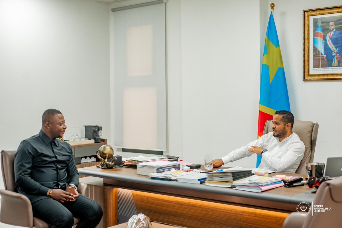 Top_info_Mag's tweet photo. 📍📍📍📍📍
Reçu à Kinshasa par S.E. @MikeMokeni, Gouverneur du #Bas_Uele , le Président du @CNJ_RDC @mbuyiclaude12  a plaidé pour une jeunesse provinciale forte et engagée.
​Axes forts de l'échange :
📍​Appui renforcé (technique & financier) au Conseil Provincial de la Jeunesse du Bas-Uele.
📍​Soutien concret aux initiatives locales portées par les jeunes.
📍​Gouvernance participative et contribution active au développement de la province.
​À nos côtés, nous avons également annoncé une prochaine mission de terrain au Bas-Uele axée sur la paix, la cohésion nationale et l'engagement communautaire.
​Hommage à la réceptivité du Gouverneur envers la vision du Bureau Exécutif du CNJ-RDC ! 🇨🇩