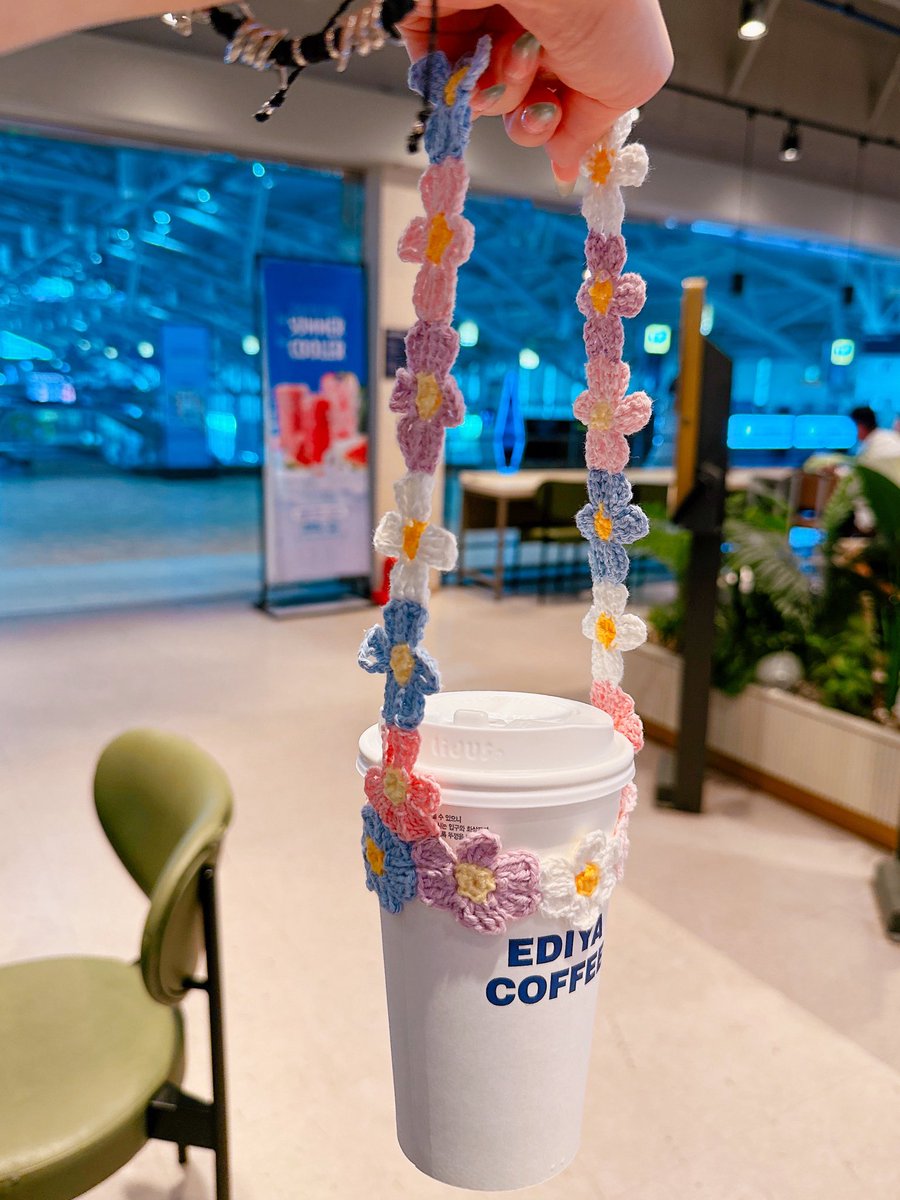 AliceAlcci's tweet photo. 캐리어 스트랩 만들어본거 스레드에 올렸더니 반응이 엄청 좋아서 트윗🌸
안정성을 위해서 보완은 할거지만 귀엽고 실용적인 아이템! 꽃은 아무 생각없이 손만 움직이고싶을때 틈틈이 만들어 도토리처럼 모아둔거고, 기존의 일회용 캐리어랑 같은 사이즈가 되도록 꿰매주기만 했다. https://t.co/QwvocJ7FOh