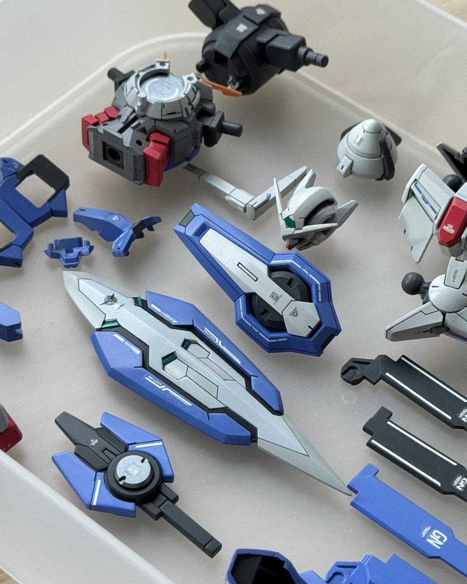 tom3_craft's tweet photo. HGエクシアリペア2 wip
デカールワークもあと少しで完了
前回の反省を活かし、今回は糊跡をちゃんと拭いて整える予定🙌

余剰パーツのシールドが更に良い感じになりました(持たせるか不明)
#エクシア https://t.co/r3pDJINbD1