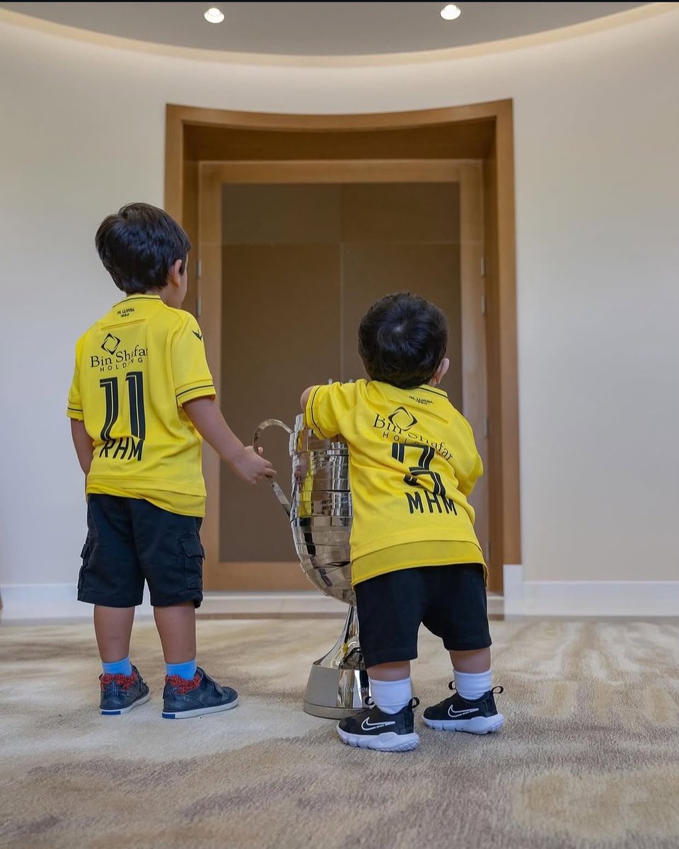 ae_wasl's tweet photo. وصل آل مكتوم 💛

الشيخ راشد بن حمدان بن محمد بن راشد آل مكتوم
والشيخ محمد بن حمدان بن محمد بن راشد آل مكتوم

الله يحفظهم ويبارك فيهم ✨ https://t.co/ByATL4UHXW