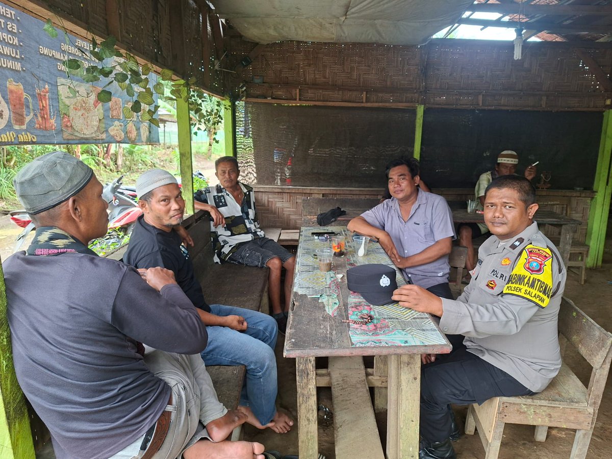 humaslangkat's tweet photo. Bhabinkamtibmas Desa Perk. Tanjung Keliling, Polsek Salapian, melaksanakan sambang desa dan DDS dengan bertatap muka bersama warga. https://t.co/tnMu9nRaOl