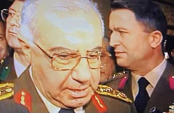 7777evren's tweet photo. Tesadüf yok...
"Masonların özel olarak İngiltere'de eğitim almış ajanları.."   
Foto 1:Hulusi Akar, Necip Fazıl ile.    
Foto 2:Hulusi Akar, Abdullah Gül ile.    
Foto 3: Hulusi Akar, 28 Şubat’ın Genelkurmay Başkanı Org. Karadayı’nın Özel Kalem Müdürü iken.     
Foto 4:Hulusi Akar, darbecilikten müebbet alan emir subayı ile.