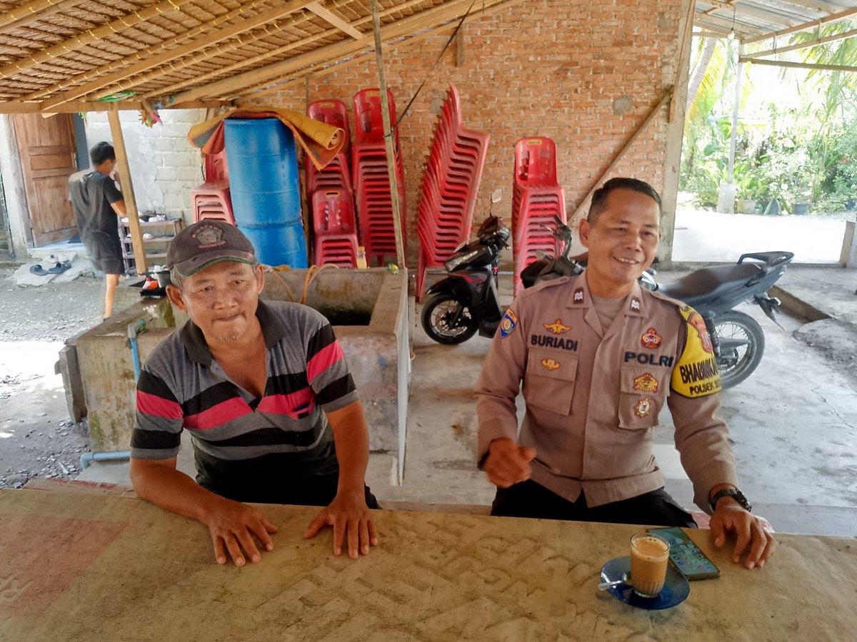 humaslangkat's tweet photo. Bhabinkamtibmas Polsek Secanggang Aiptu Suriadi melaksanakan sambang dan tatap muka bersama warga masyarakat Kebun Kelapa, Kecamatan Secanggang. https://t.co/KFFgHcalpA