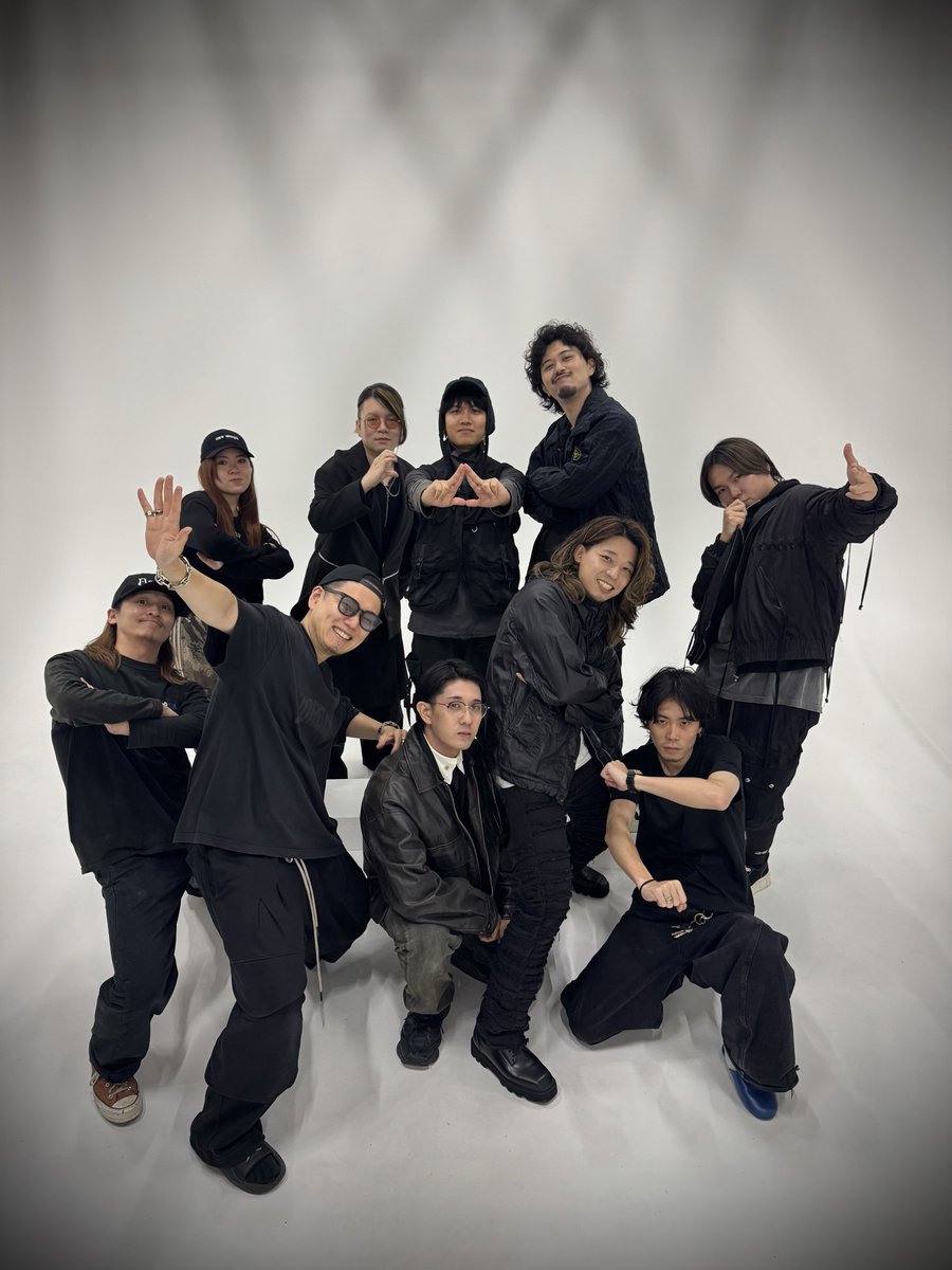 fuzzy0827's tweet photo. NEW LOOK •• This is SPRAYBOX ( @spraybox_jpn )

国内UKベースミュージックシーンをリードするDJクルー/プロデューサーであり、UK本国と日本のクリエイターをつなぐゲートウェイとして存在感を増しているダンスミュージックレーベル『SPRAYBOX』🔊

コアメンバー6人のアーティスト宣材写真を弊社で衣装、スタイリング、ヘアメイク担当しました。

🔥今年のULTRA JAPAN 2026は念願のMAIN STAGEに出演決定🔥メインは激ヤバいぜ💃🕺

国内外でも大活躍のSPRAYの皆んなに今後もお力添えできるようにTEAMふぁじー精進します‼️ 
お任せしてくれたメンバー、カメラマンのタイジュくん、関係者の皆さまありがとうございました🤝
・
【 SPRAYBOX 】 @djgenick @Jacotanu @nizikawa @Cd_oblongar @kyors_k @tommy_t7s @spraybox_jpn
【 Photography 】 @chmtyz_ 
【 Visual Direction 】 @fuzzy0827
【 Styling 】 @fuzzy0827 @dude_harajuku 
【 Hairmake 】 @dude_harajuku 
【 Support 】 @DJAIRIKIRISHIMA