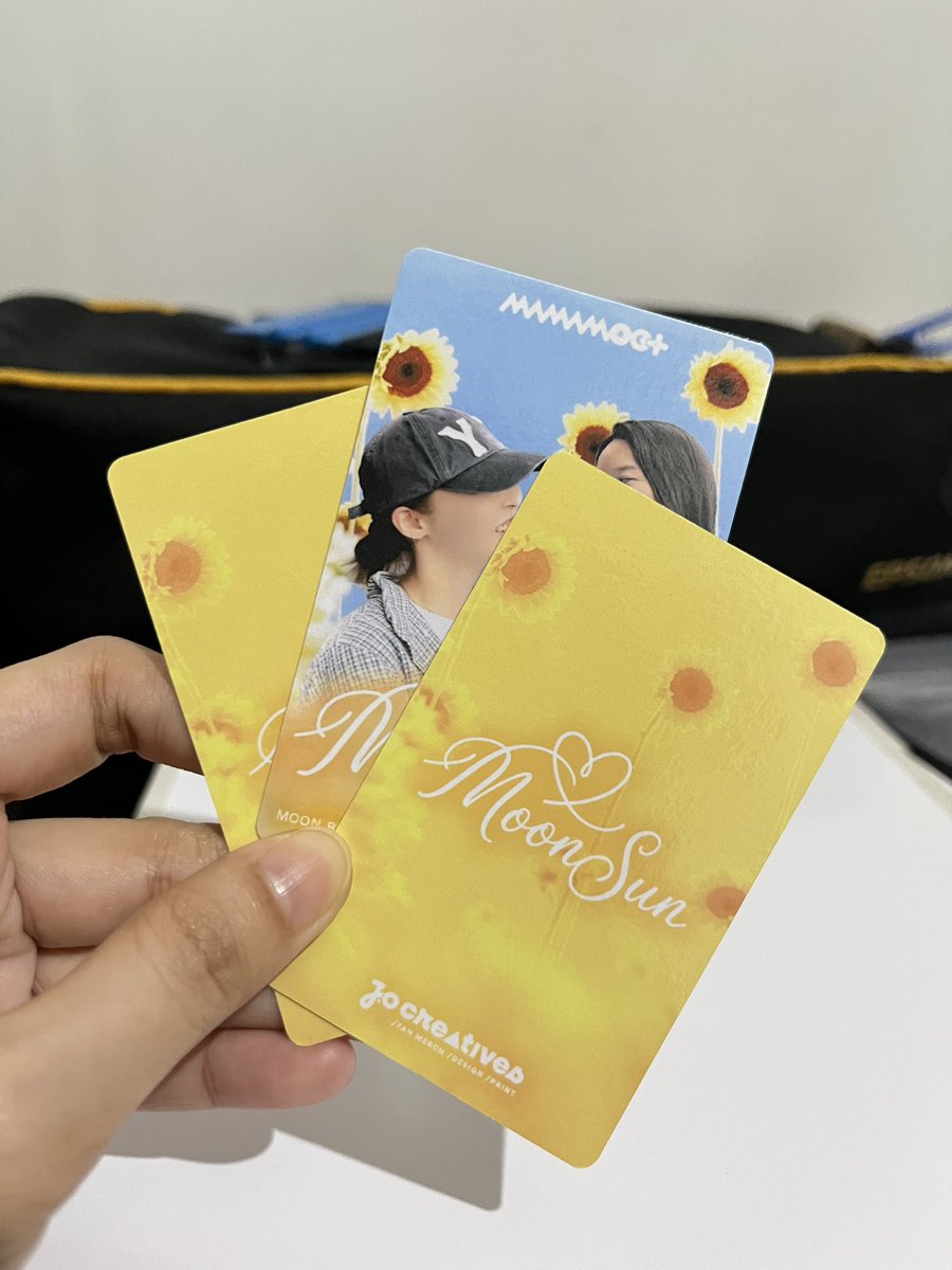 jocreativesph's tweet photo. ✨Plot twist: Your 4Flowers shirt might come with a #DustBia photocard! Este #MOONSUN 🌻🌷

#MAMAMOO #마마무 #4Flowers #SOLAR #솔라 #MOONBYUL #MAMAMOO_2026_WORLD_TOUR #문별 https://t.co/Dise3Z8nBs