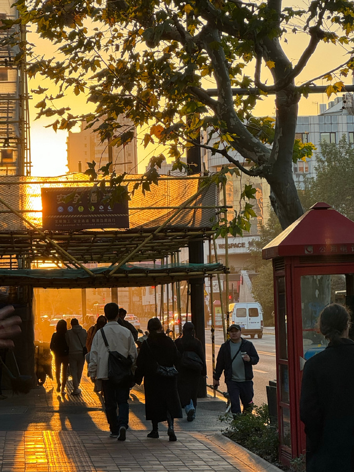 ailes718444's tweet photo. Just stumbled on this sun-dappled alley, locals rushing by with their daily grind—small city vibes hit different, ya know https://t.co/LawSLoXOKZ