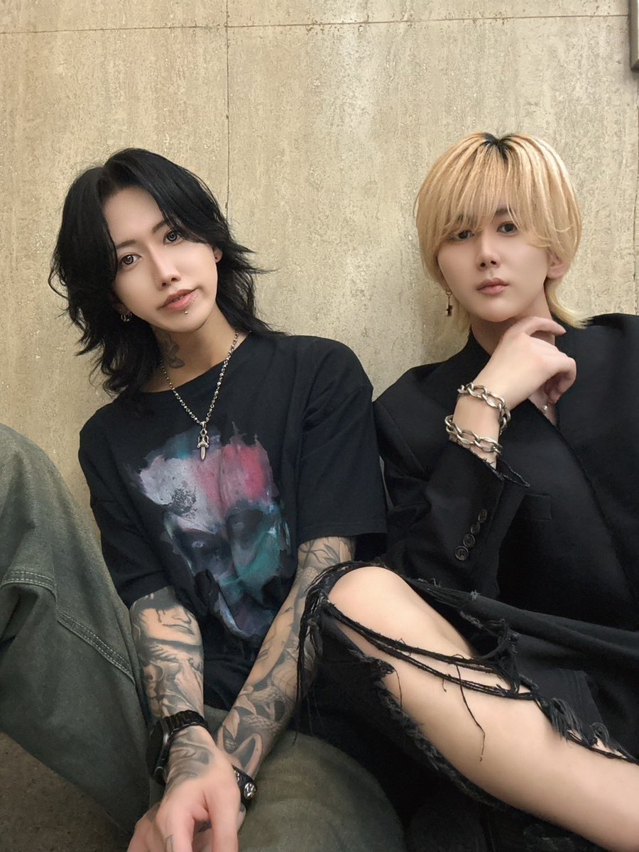 amu_man1124's tweet photo. 昨日なんか変な人と写真撮った。

右はいつもの人ですよ😶

最近色んな人と写真撮るようになった
ありがたい

休み前営業でも相変わらず酒は飲みますよ🍺 https://t.co/9Cf8o961iD