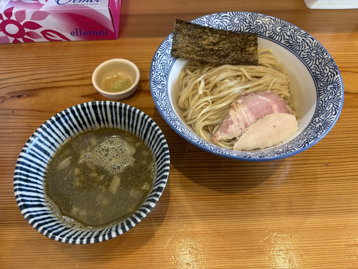 yossykitchen's tweet photo. 麺屋いとう@匝瑳市

淡麗昆布水つけ麺

限定。
並盛、煮干しで。
東金店の細麺とは違い、全粒粉入りの平打ち麺とのこと。
昆布水も手伝って、啜り心地がいいです。
煮干しダシ主体のつけ汁との相性もいい。
ごちそうさまでした。 https://t.co/RtQlkyjEP7