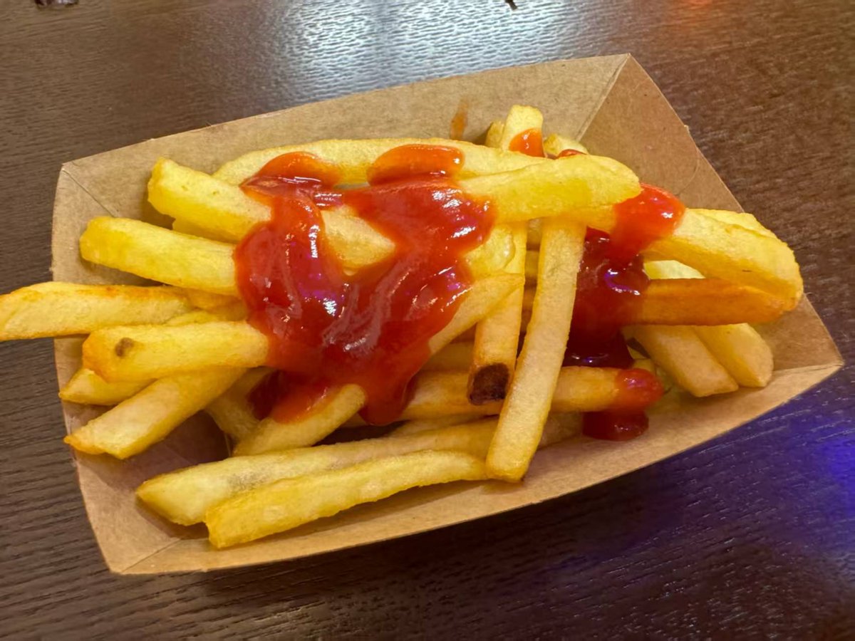 aleld629838's tweet photo. [Just stole the last fry from my partner’s plate + got a dramatic eye roll and a tiny smile—worth every trouble ]， https://t.co/jOw5TnVlRd