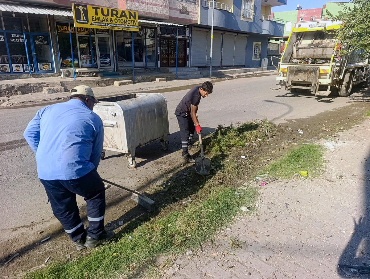 viransehir_bld's tweet photo. KENTİMİZİN TEMİZLİĞİ İÇİN SAHADAYIZ

Kentimizin temizliği ve düzeni için Temizlik İşleri Müdürlüğü ekiplerimiz sahada, yoğun bir mesai harcıyor.

Kent genelinde yürüttüğümüz çalışmalar kapsamında; cadde ve sokakları temizliyor, plan ve program doğrultusunda sulama çalışmaları gerçekleştiriyor, yol kenarlarındaki otları kaldırarak çevre temizliğini sağlıyoruz. Temizliği yalnızca belli noktalara değil, Viranşehir’in tamamına yayılan sürekli bir hizmet olarak görüyor, çalışmalarımızı bu anlayışla sürdürüyoruz.