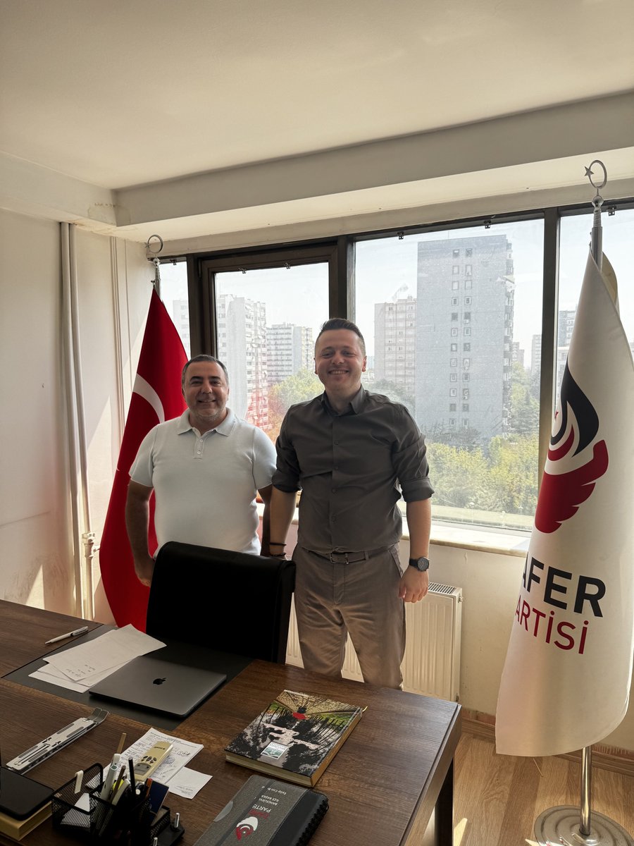 OguzhanSancar25's tweet photo. Zafer Partisi Bahçelievler İlçe Başkanımız Sayın Eyüp Can Bulut’u yeni ilçe binasında ziyaret ederek hayırlı olsun dileklerimizi ilettik.
Bahçelievler siyaseti ve ülke gündemine dair karşılıklı fikir alışverişinde bulunduk.
@umitozdag @HakanAksit34 @ecbulut @ZaferPartisi_34 https://t.co/7Pc83iXp5i