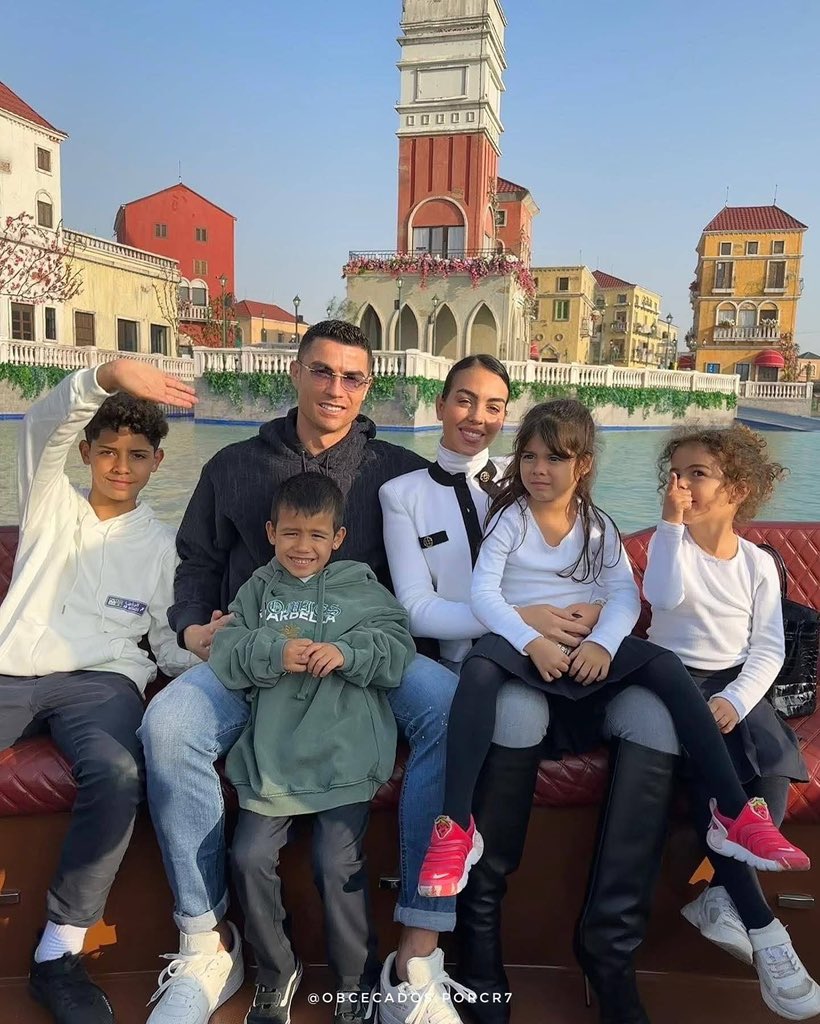 Amzee2020's tweet photo. Cristiano Ronaldo have the cutest family ❤️❤️❤️ https://t.co/wMvb6lDTmn