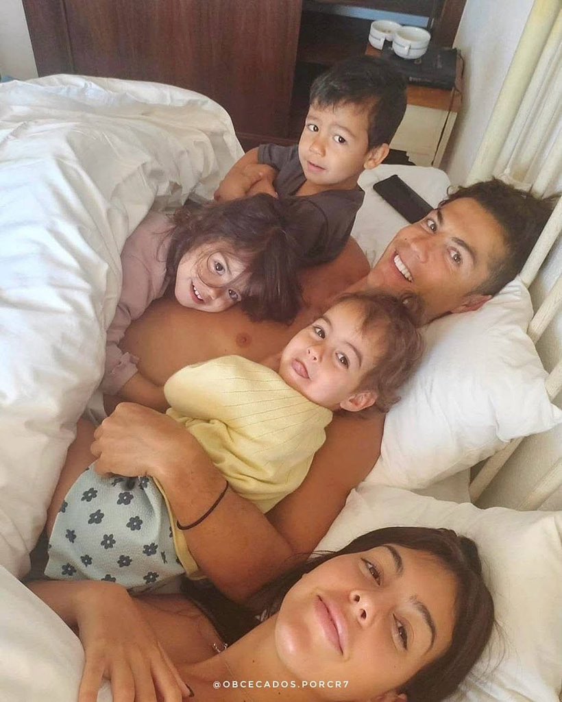Amzee2020's tweet photo. Cristiano Ronaldo have the cutest family ❤️❤️❤️ https://t.co/wMvb6lDTmn