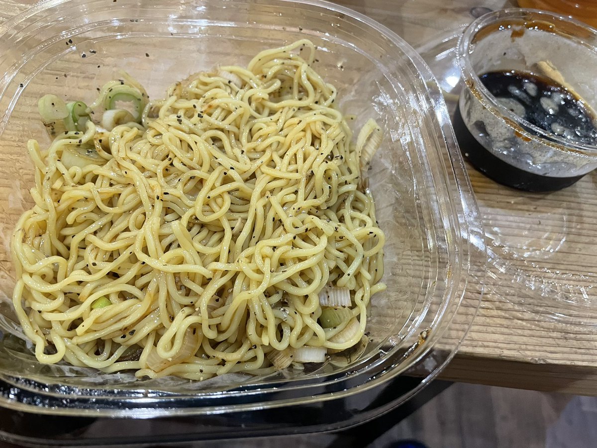 sekime_wacca's tweet photo. コショウそばを意図的にこのしょっぱさに設定して、しょっぱすぎると炎上させて、美味しい食べ方の知恵が色々と出てきてと、一連の流れの結果売り上げが爆発的に伸びる、これを最初から意図してたとしたらマーケティングの鬼才だし、意図してないなら豪運だしどっちにしてもあやかりたいわ。 https://t.co/E5cCKdpxJ7