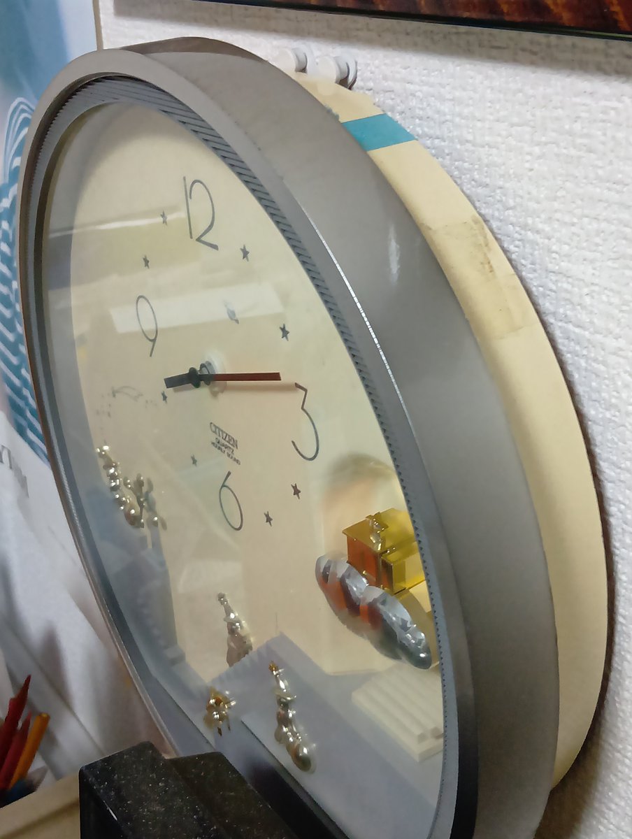 RE504CLOCK's tweet photo. @mitsuware_0411 @sunren961087966 これなんか時計界隈で仲良くしてるffさんからもらった？譲渡したが(いらないから)裏のベニヤ板が取れそう？になり青テープで応急処置😰時計等普通に動いてるが人によっては見苦しく見えるかも？ https://t.co/TbskC7Y4i5