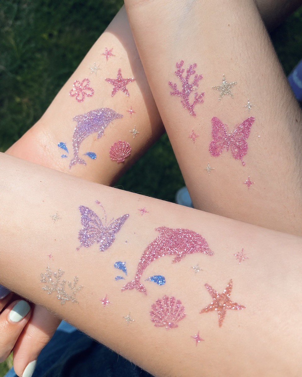 cherrypop012's tweet photo. กรี้ดดดมาแล้วๆ Glitter Tattoo แบบ DIY ทำเองง่ายมาก แล้วติดทนทั้งวัน ไปบีช ไปคอนเสิร์ตได้หมด เซตนึงได้ไป 50 กว่าลายถูกมากมีโปรส่งฟรีด้วย 🪸🐠🫧 https://t.co/e9VDRyZhO8