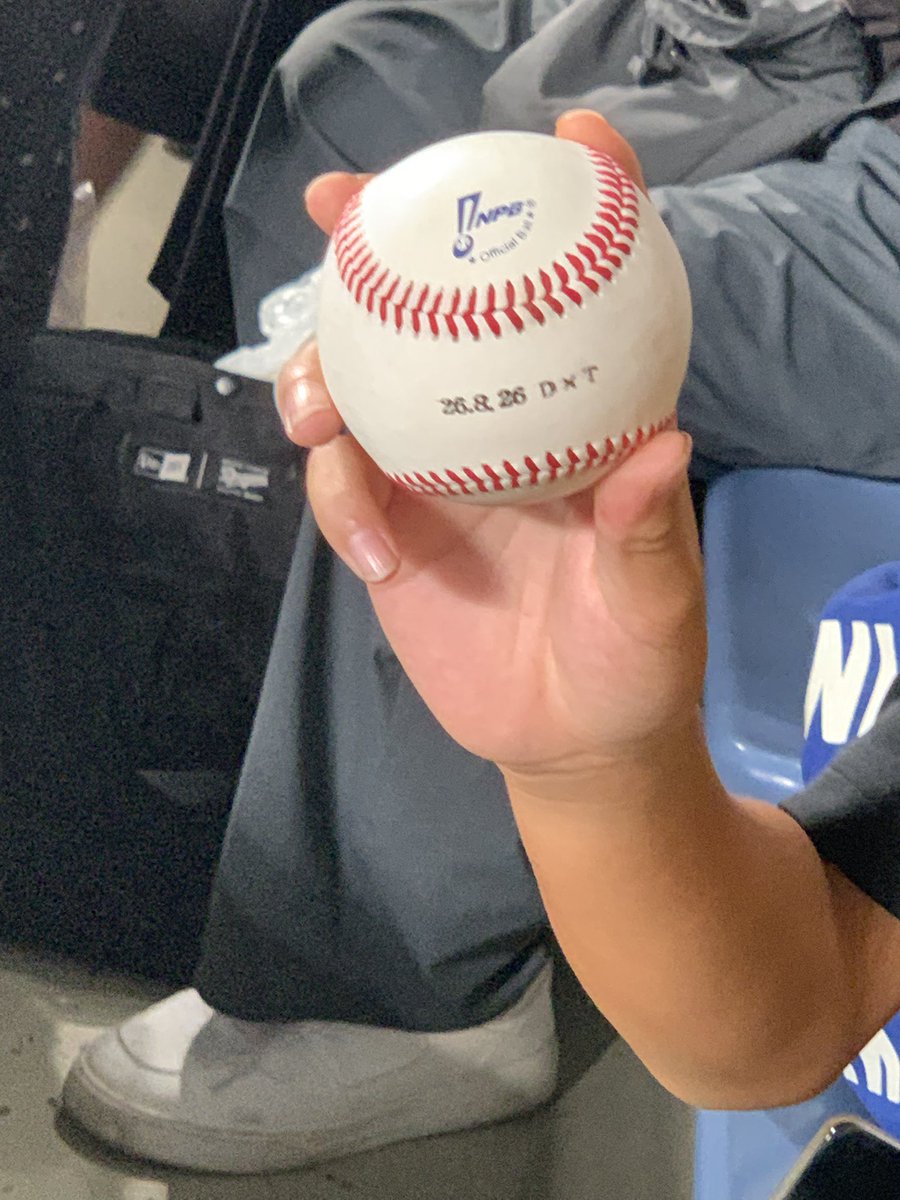 710yamataka's tweet photo. サノー20号ホームランを近くの少年がナイスキャッチ⚾️夏休み最高の思い出だね👍 https://t.co/KJ8rBnCNOo