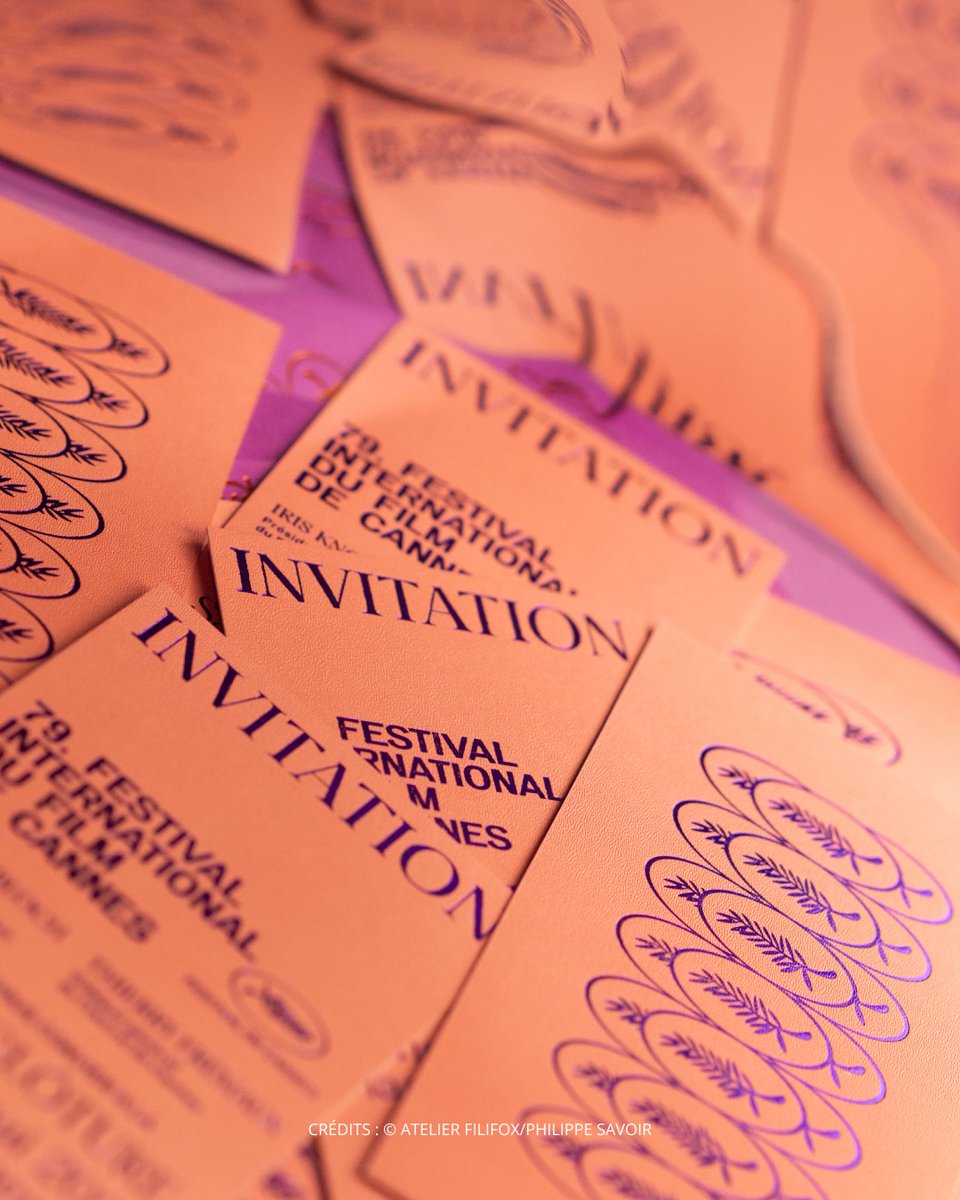 Polyedra_fr's tweet photo. Cannes s'écrit aussi sur le papier.
En cette fin d'été, (re)plongez dans la magie du catalogue 2026 du Festival de Cannes, dont le design graphique signé Philippe Savoir / https://t.co/T14zJHiR1b, assisté de Camille Alexander Chauvin, célèbre le cinéma à chaque page. https://t.co/wBxsoOkz4K