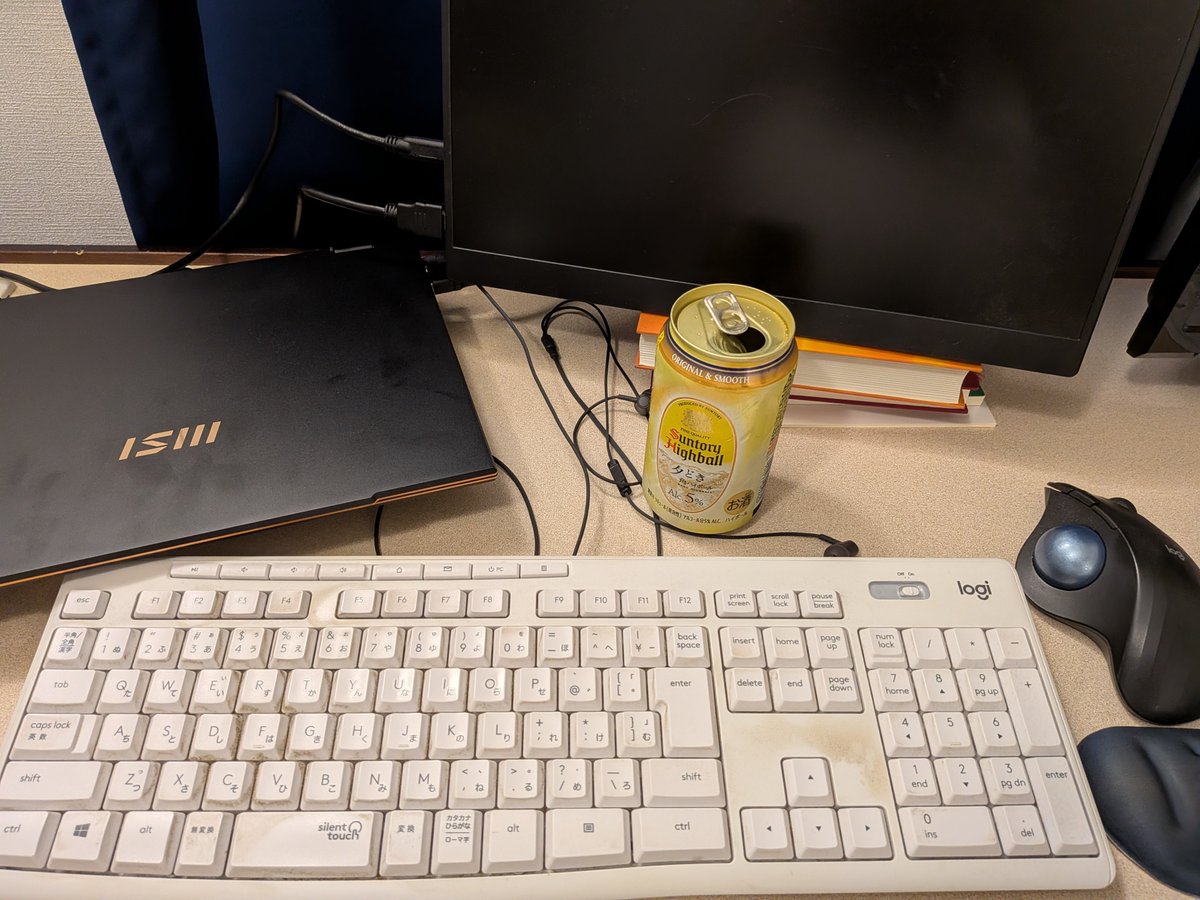 fg_works's tweet photo. ワーケーション設営&amp;起動確認だん。
ありがたいことに書籍があったので安定の上げ底に使わせていただきました。
遠出して疲れたので角ハイの夕どきでプシュー。 https://t.co/1mon7pKgsE
