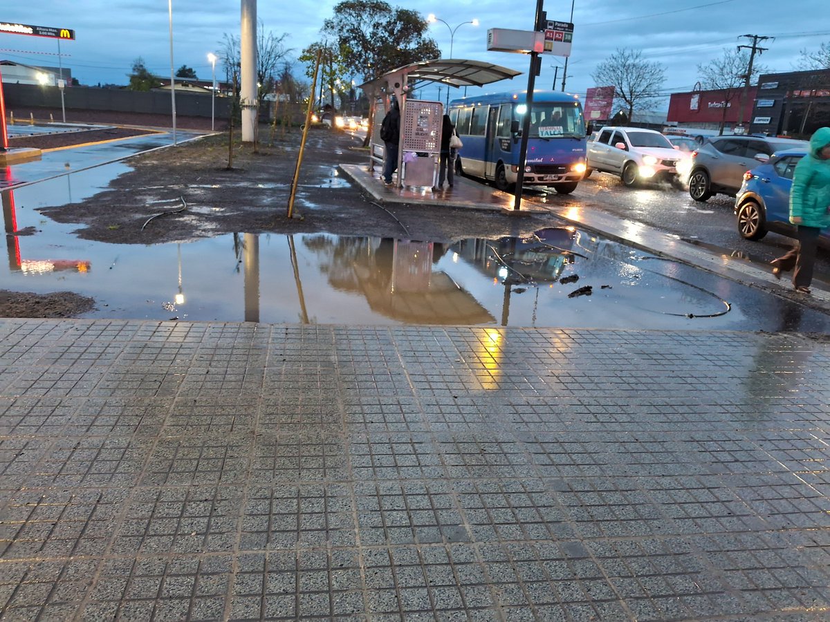 JCRV2010's tweet photo. @IMTalca @quetalquita y esta piscina junto al nuevo macdonals nada de vereda y micho parque perdido mal diseño https://t.co/qEwzBDWQuC