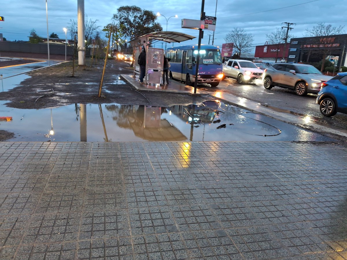 JCRV2010's tweet photo. @IMTalca @quetalquita y esta piscina junto al nuevo macdonals nada de vereda y micho parque perdido mal diseño https://t.co/qEwzBDWQuC