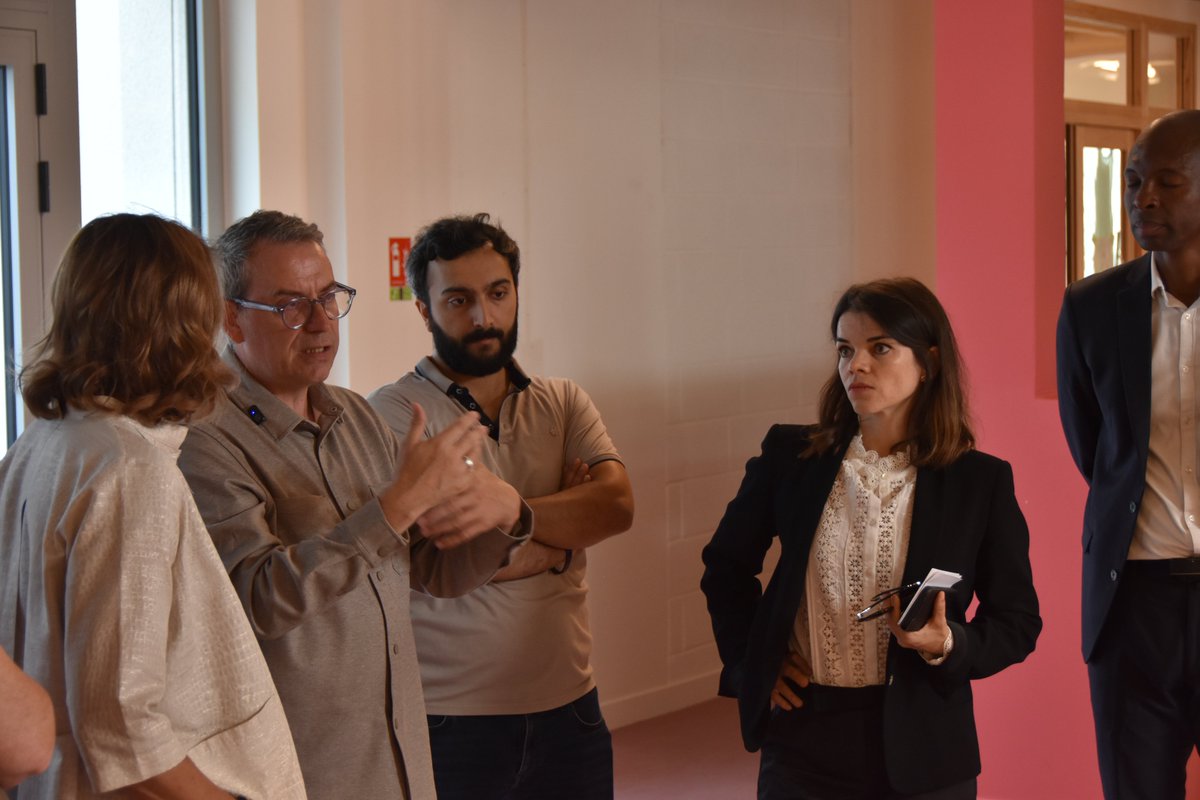 Prefet91's tweet photo. #Visite | La préfète déléguée pour l’égalité des chances a visité avec le maire et la directrice générale de l’Agence nationale du renouvellement urbain (ANRU), plusieurs chantiers de la commune de Grigny.

Cette visite, organisée par la Ville, a permis de mesurer l’avancée des opérations majeures du nouveau programme de renouvellement urbain à Grigny 2 et à la Grande Borne.

🏗️ Pôle éducatif Sablons : 30,5 M€ d’investissement, dont 18,2 M€ de subvention de l’ANRU.

🏫 Groupe scolaire Langevin/Perrin : 15,4 M€, dont 5,2 M€ de l’ANRU et 2 M€ de l’État.

🚧 Démolition des places de la Treille et de l’Oiseau : 21,1 M€, dont 15,1 M€ financés par l’ANRU.

🌳 Aménagement Barbusse : 750 000 € de l’ANRU au titre de la démarche « Quartiers Résilients ».

Ces projets illustrent l’engagement de l’État et de l’ANRU aux côtés des collectivités pour transformer durablement les quartiers de Grigny et améliorer le cadre de vie des habitants.