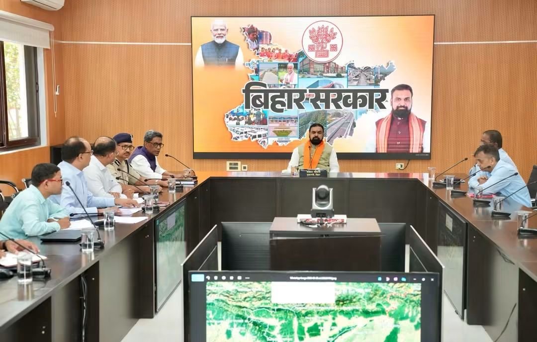 samrat4bjp's tweet photo. नेपाल के ऊपरी जलग्रहण क्षेत्र में फ्लैश फ्लड की स्थिति को देखते हुए उच्चस्तरीय समीक्षा बैठक कर संबंधित जिलों को पूरी तरह अलर्ट रहने का निर्देश दिया।

पश्चिम चंपारण, पूर्वी चंपारण, गोपालगंज, सारण, मुजफ्फरपुर एवं वैशाली सहित संवेदनशील जिलों में तटबंधों की दिन-रात निगरानी, नाइट पेट्रोलिंग एवं आवश्यक तैयारियाँ सुनिश्चित करने के निर्देश दिए। NDRF एवं SDRF की टीमें तैनात हैं।

नागरिकों की सुरक्षा हमारी सर्वोच्च प्राथमिकता है।