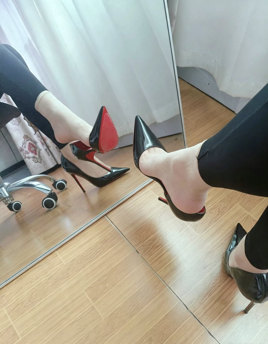 wujieA8's tweet photo. 继续回应评论区许愿墙，今天轮到花老师挑鞋了，喜欢吗？明天想看什么风格还是听你们的 https://t.co/UOQ7RU5lo3